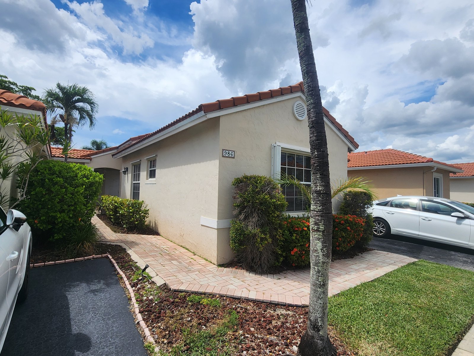 986 SW 180th Ter — Front walkway