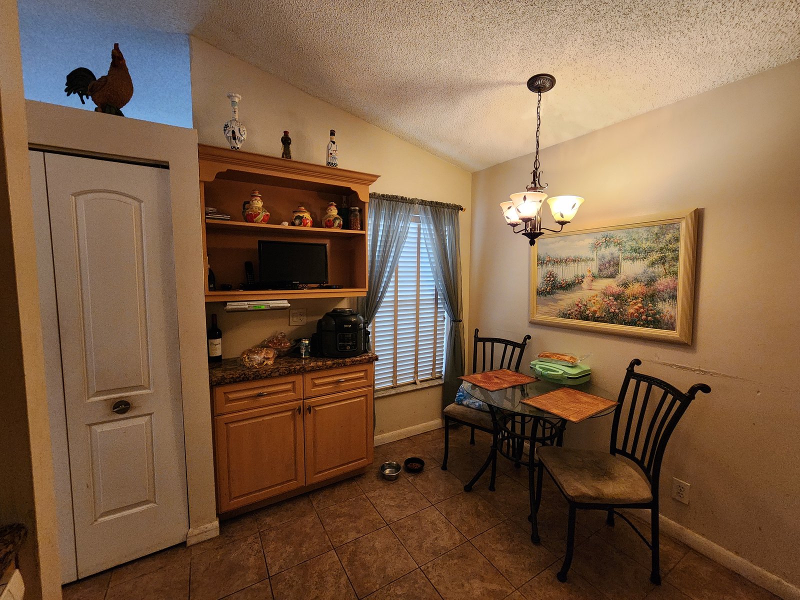 986 SW 180th Ter — Breakfast nook