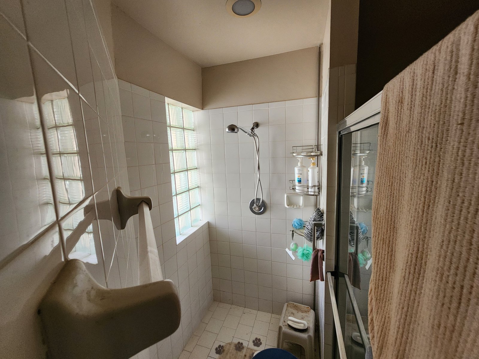 986 SW 180th Ter — Walk-in shower