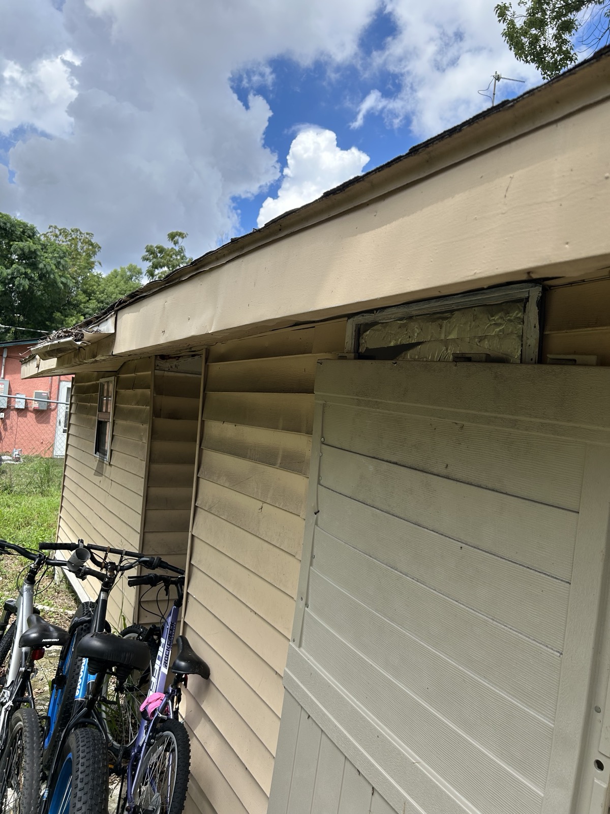 1500 43rd St — Along the side of the house