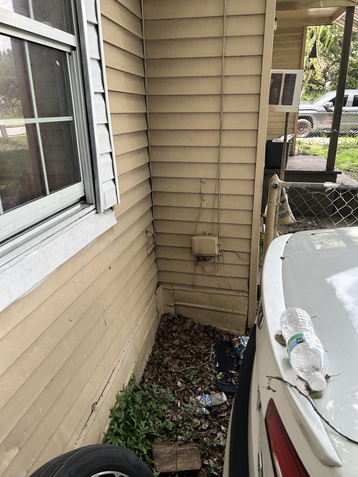 1500 43rd St — Window and side yard