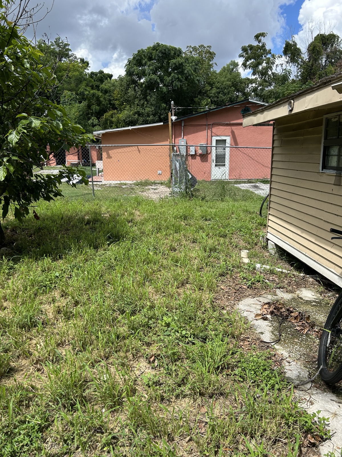 1500 43rd St — The lot runs deep: 10,143 sq ft