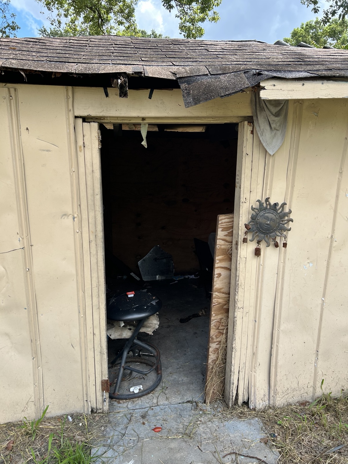 1500 43rd St — Outbuilding doorway