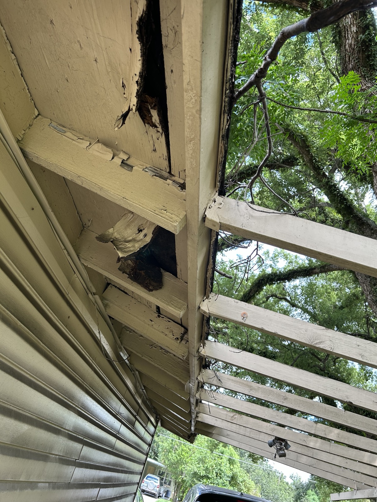 1500 43rd St — Eave condition
