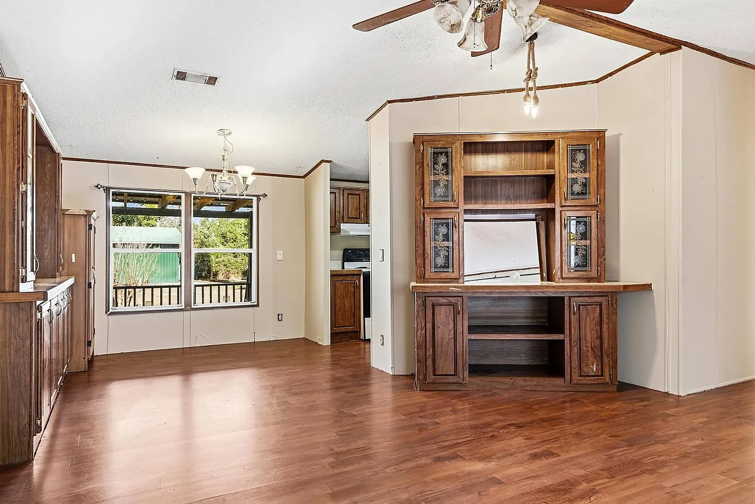 Dining, looking through to the kitchen
