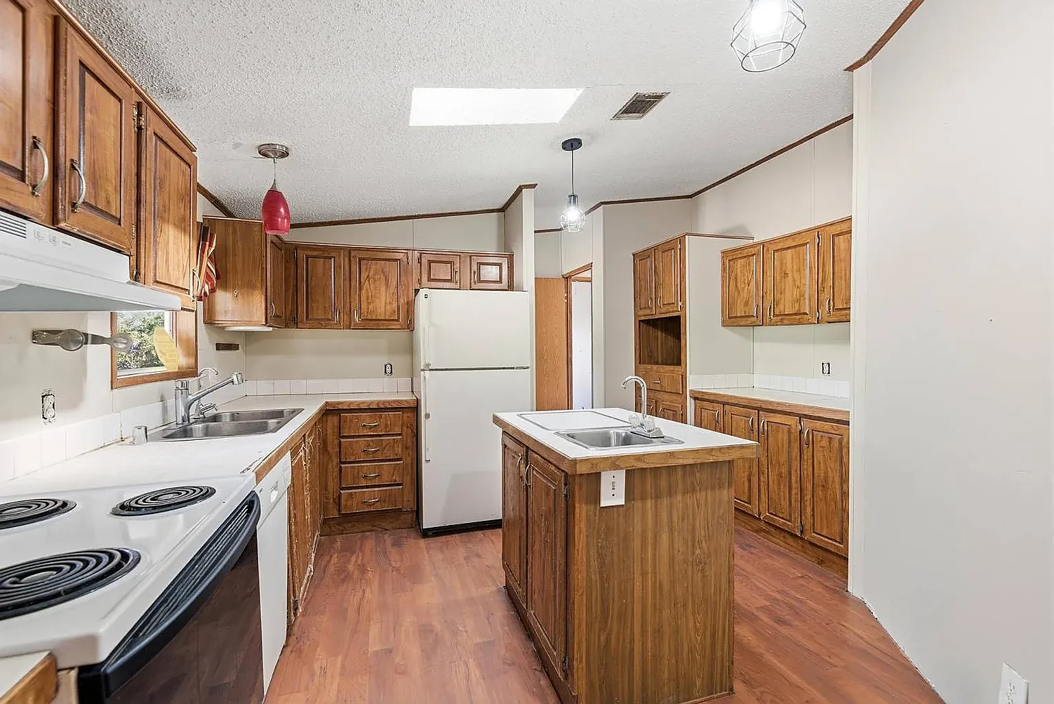 Kitchen, refrigerator side
