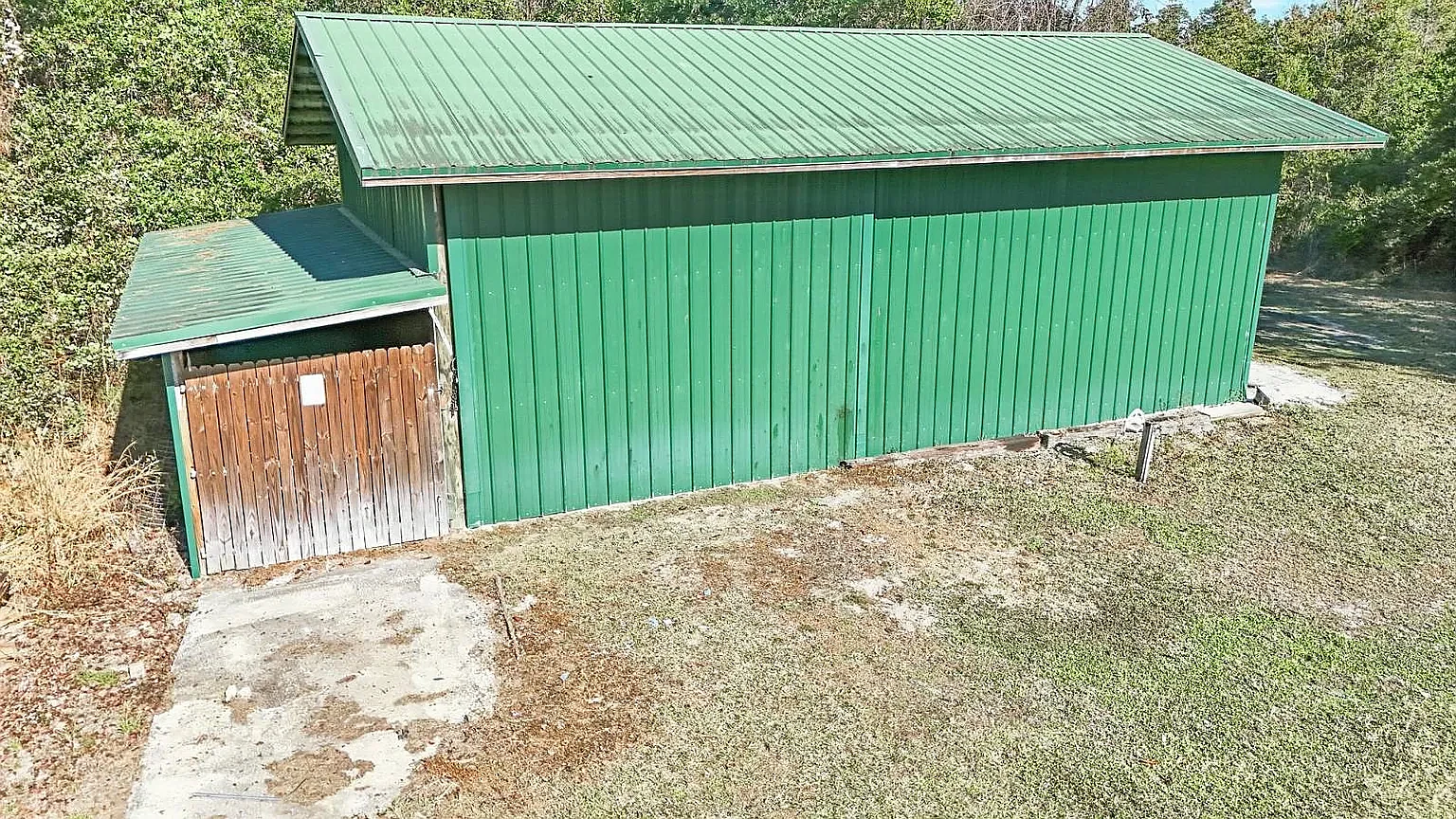 The 840 sq ft hangar — built 2010, metal skin