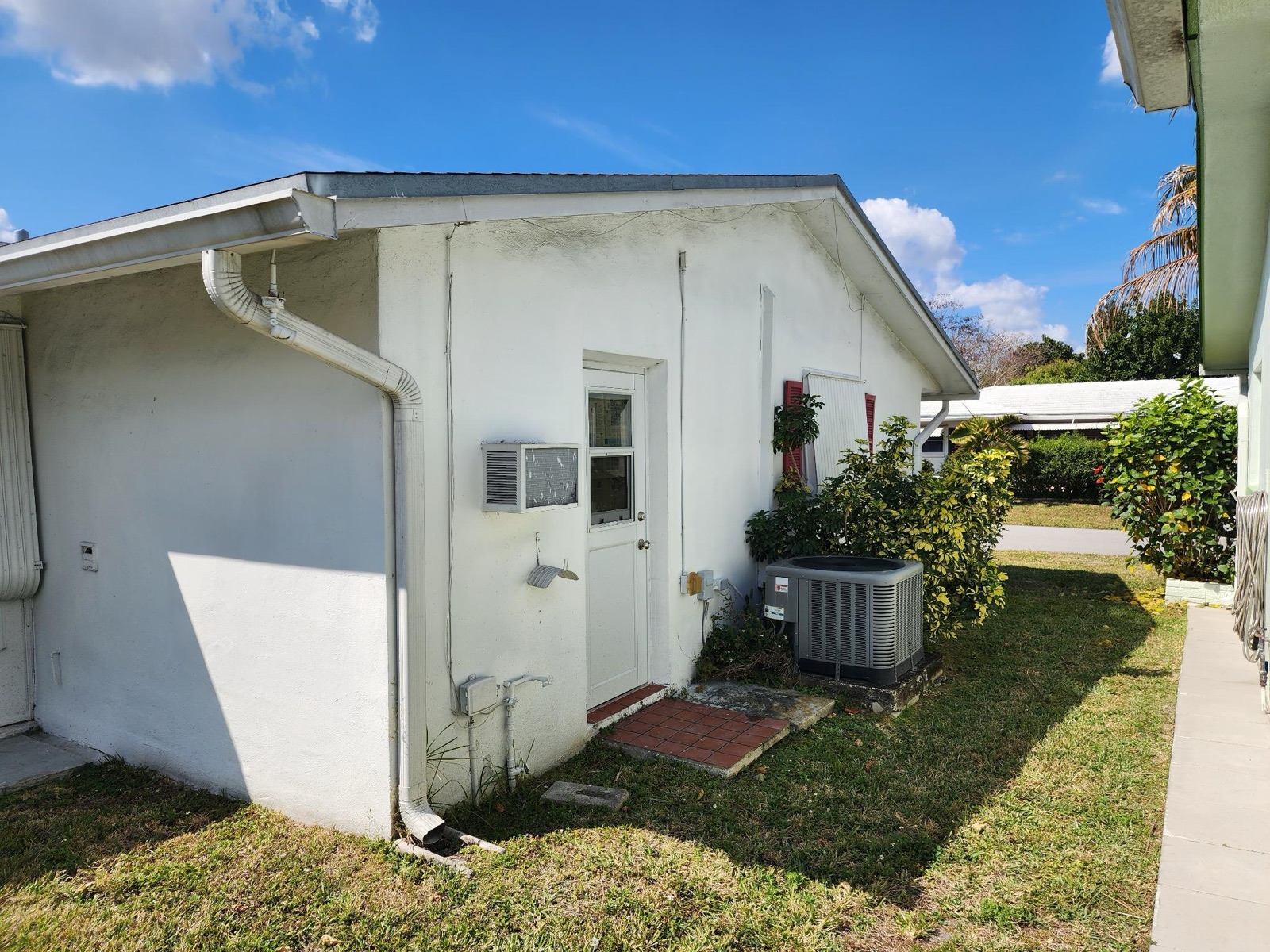 Side elevation — awning windows